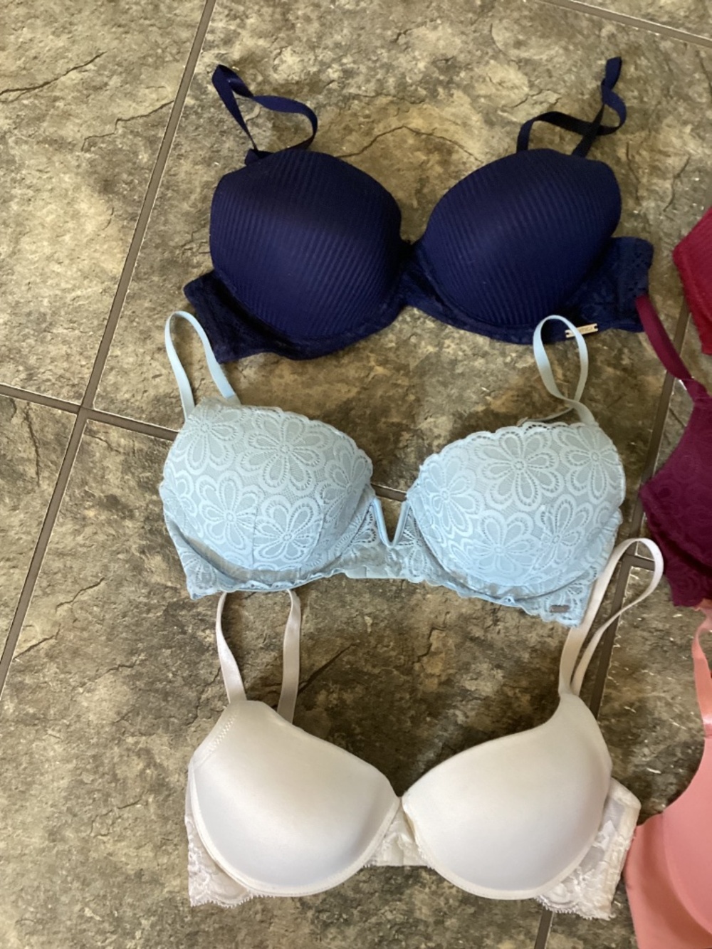 Six bras - Picture 3 of 8